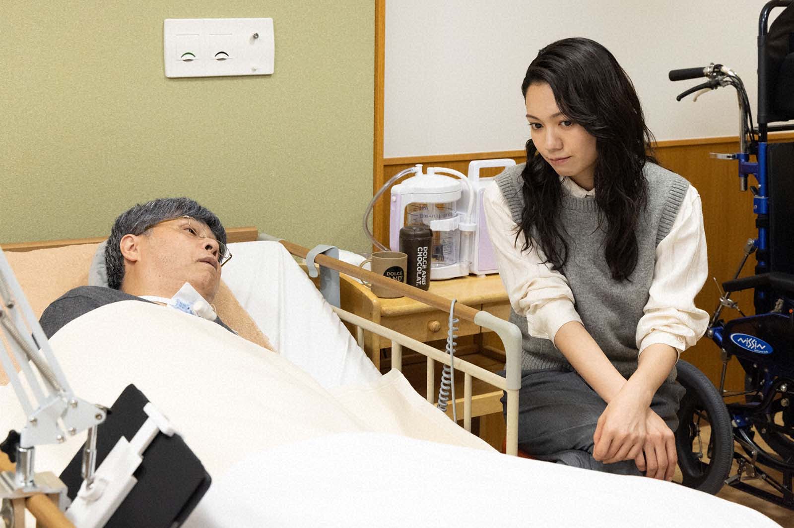 立川志らく、二階堂ふみ「Eye Love You」第6話より（C）TBS／撮影：高橋裕子