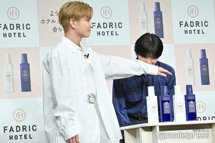 岩田剛典の香りを嗅ぐ吉野北人(C)モデルプレス