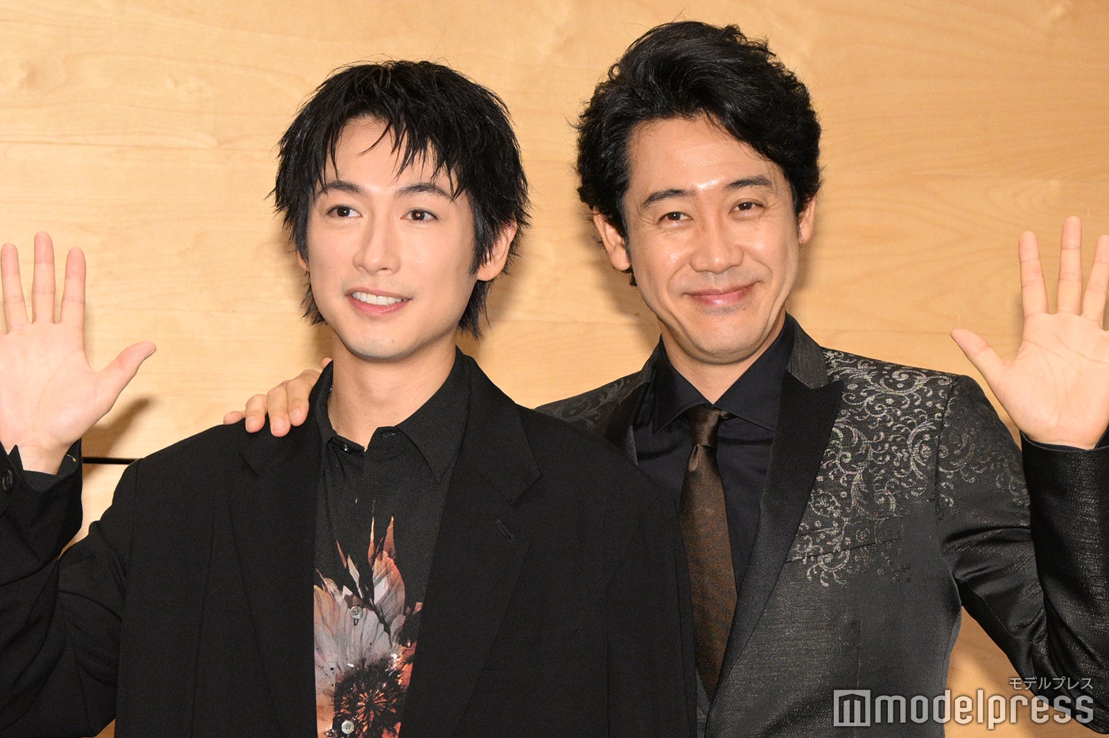 ディーン・フジオカ、背伸びしている大泉洋（C）モデルプレス