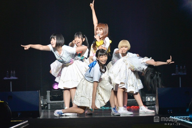 でんぱ組.inc、スカートなびかせキュートなパフォーマンス