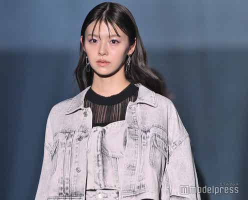 鈴木ゆうか、スリットから美脚チラリ セットアップでクールに魅了【TGCしずおか2025】