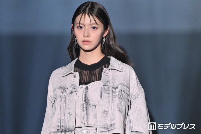 鈴木ゆうか、スリットから美脚チラリ セットアップでクールに魅了【TGCしずおか2025】