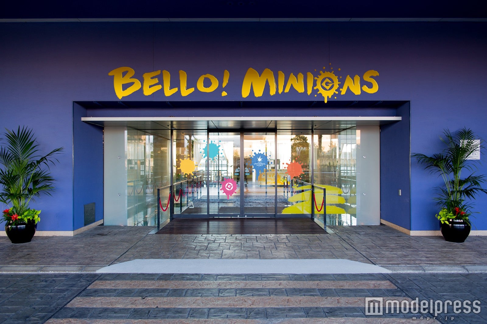 ミニオン語で「歓迎」を意味する“BELLO！MINIONS”の言葉が描かれたエントランス／画像提供：ホテル ユニバーサル ポート