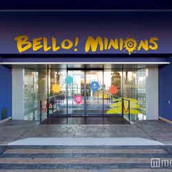 ミニオン語で「歓迎」を意味する“BELLO！MINIONS”の言葉が描かれたエントランス／画像提供：ホテル ユニバーサル ポート