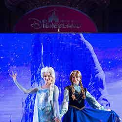 「アナと雪の女王」エルサとアナ／（C）Disney