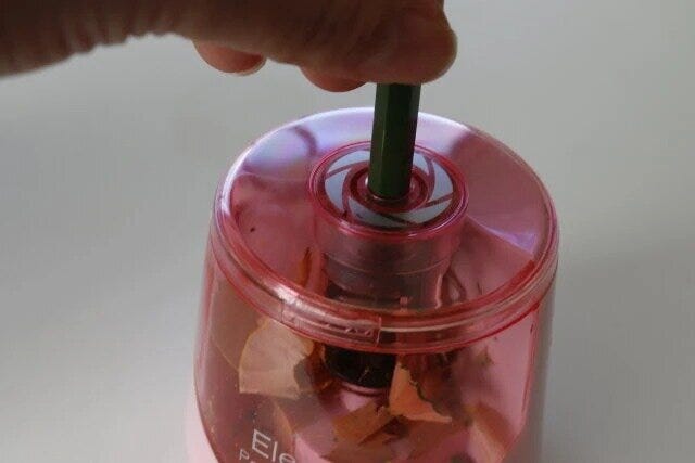 ダイソーのお得な電動鉛筆削り