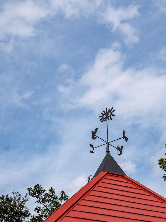 「どんどこ堂」のそばには「どんどこ売店」があり、ココでしか買えない、トトロなどのお守りや御朱印帳などを販売しています。屋根の上にも「ど・ん・ど・こ」