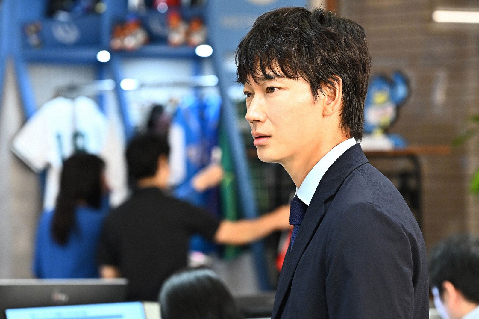 綾野剛／「オールドルーキー」第4話より（C）TBS