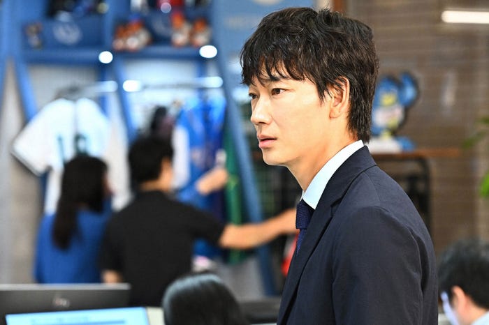 綾野剛/「オールドルーキー」第4話より(C)TBS