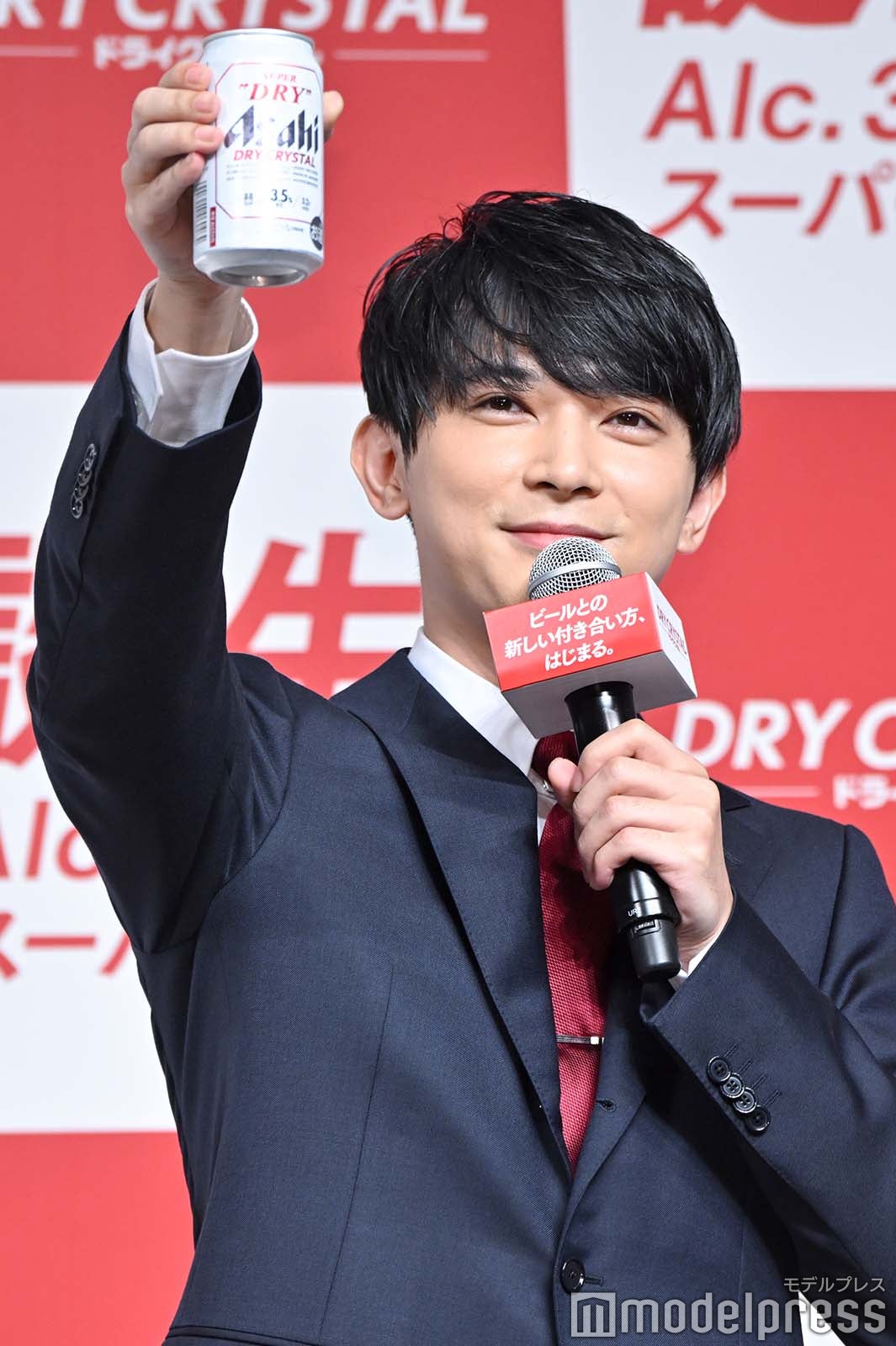 乾杯する吉沢亮（C）モデルプレス