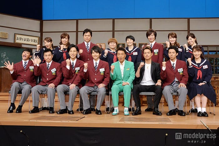 (前列左から)岡田圭右、増田英彦、山内惠介、小池徹平、五木ひろし、今市隆二、綾部祐二、市川由紀乃(後列左から)椎名佐千子、瀬口侑希、三山ひろし、近藤春菜、箕輪はるか、竹島宏、みつ美、理恵
