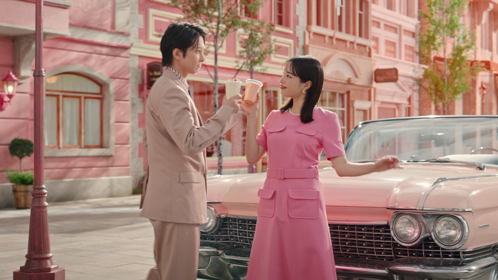 山下智久、広瀬すず「マックカフェ『しあわせすぎるっ！もも』篇」より（提供写真）