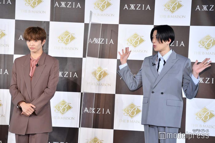 佐藤大樹、藤本美貴の華やかさをジェスチャーで表現する八木勇征 (C)モデルプレス