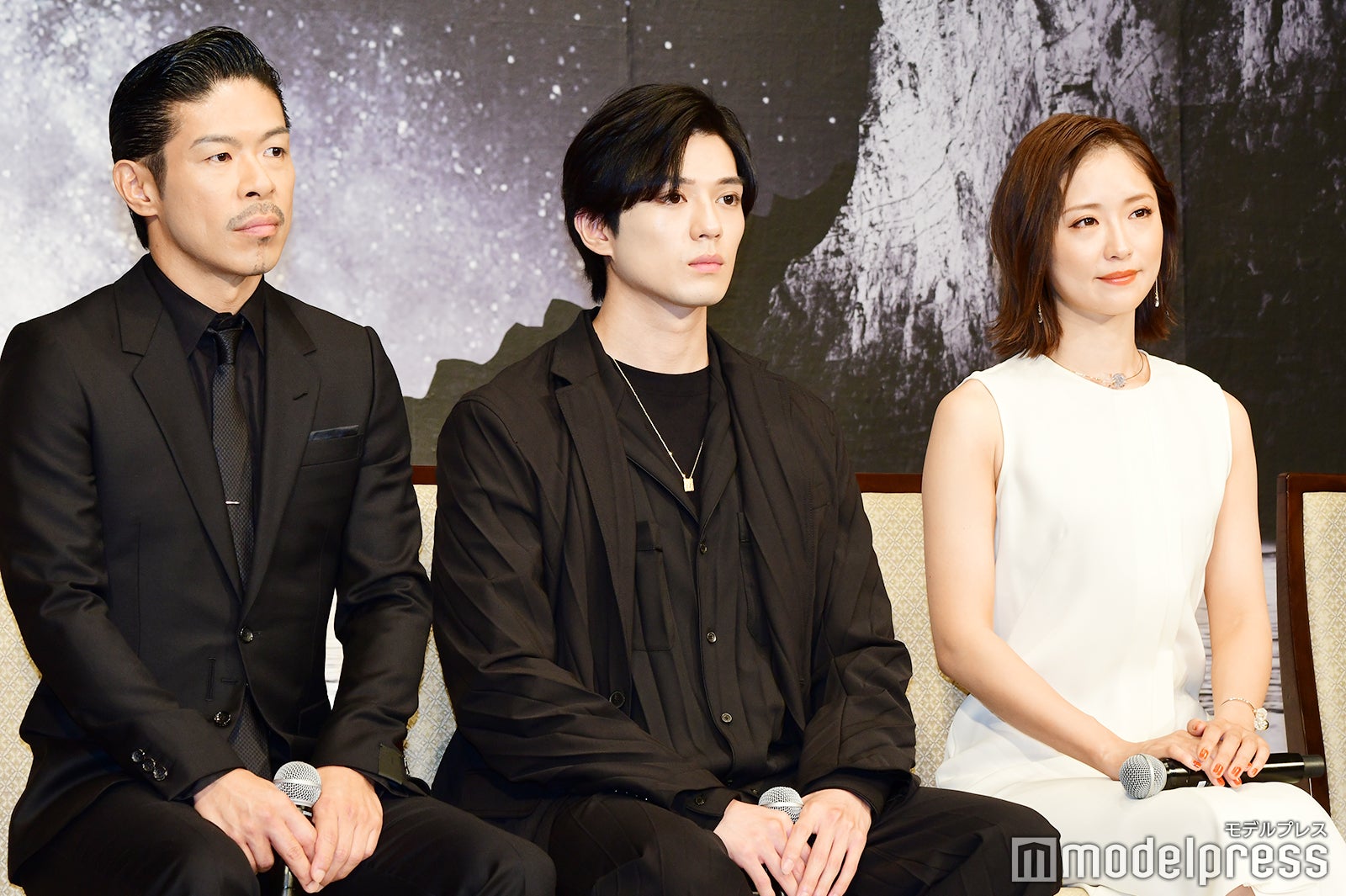 （左から）松本利夫、新田真剣佑、笹本玲奈（C）モデルプレス