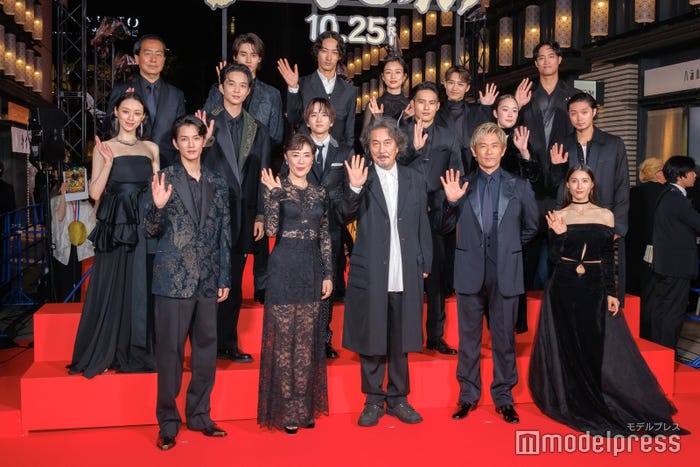 (後列左から)曽利文彦監督、藤岡真威人、上杉柊平、河合優実、松岡広大、佳久創(中列左から)栗山千明、鈴木仁、板垣李光人、水上恒司、黒木華、磯村勇斗(前列左から)渡邊圭祐、寺島しのぶ、役所広司、内野聖陽、土屋太鳳(C)モデルプレス