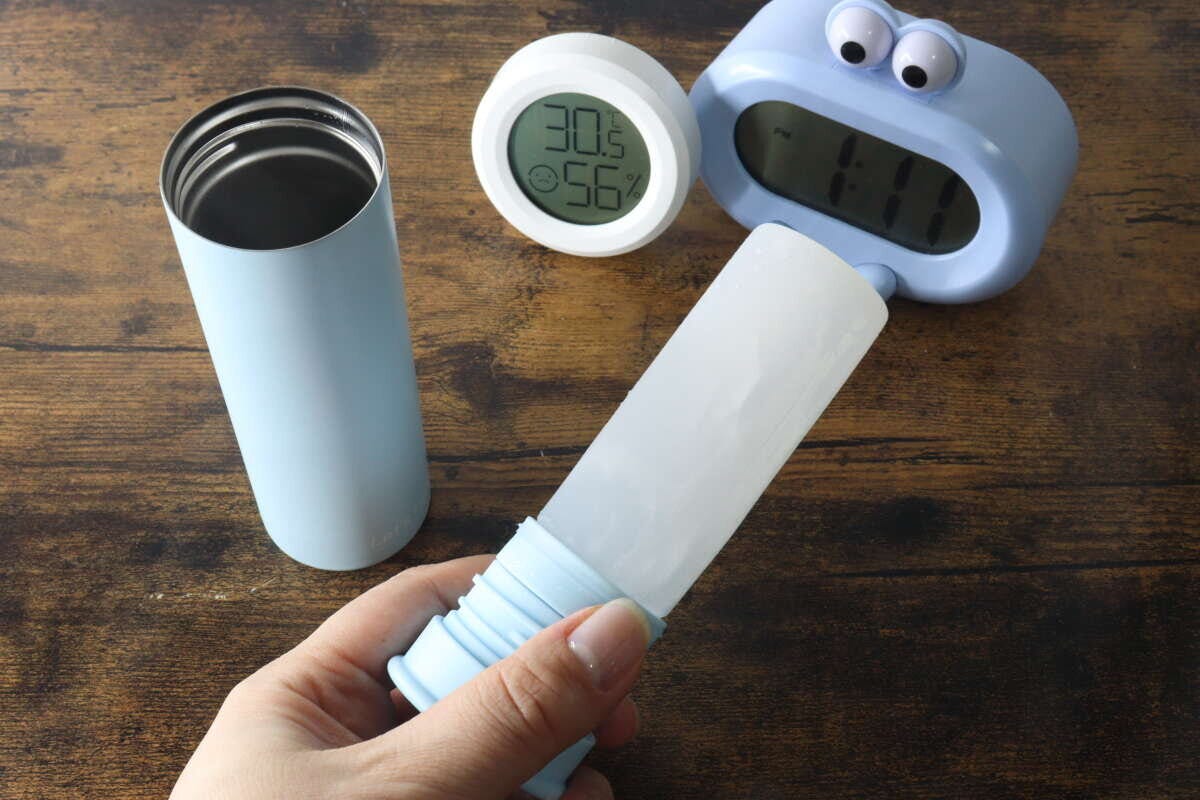 13時台、凍ったスティックと室温30.5℃を示すデジタル時計