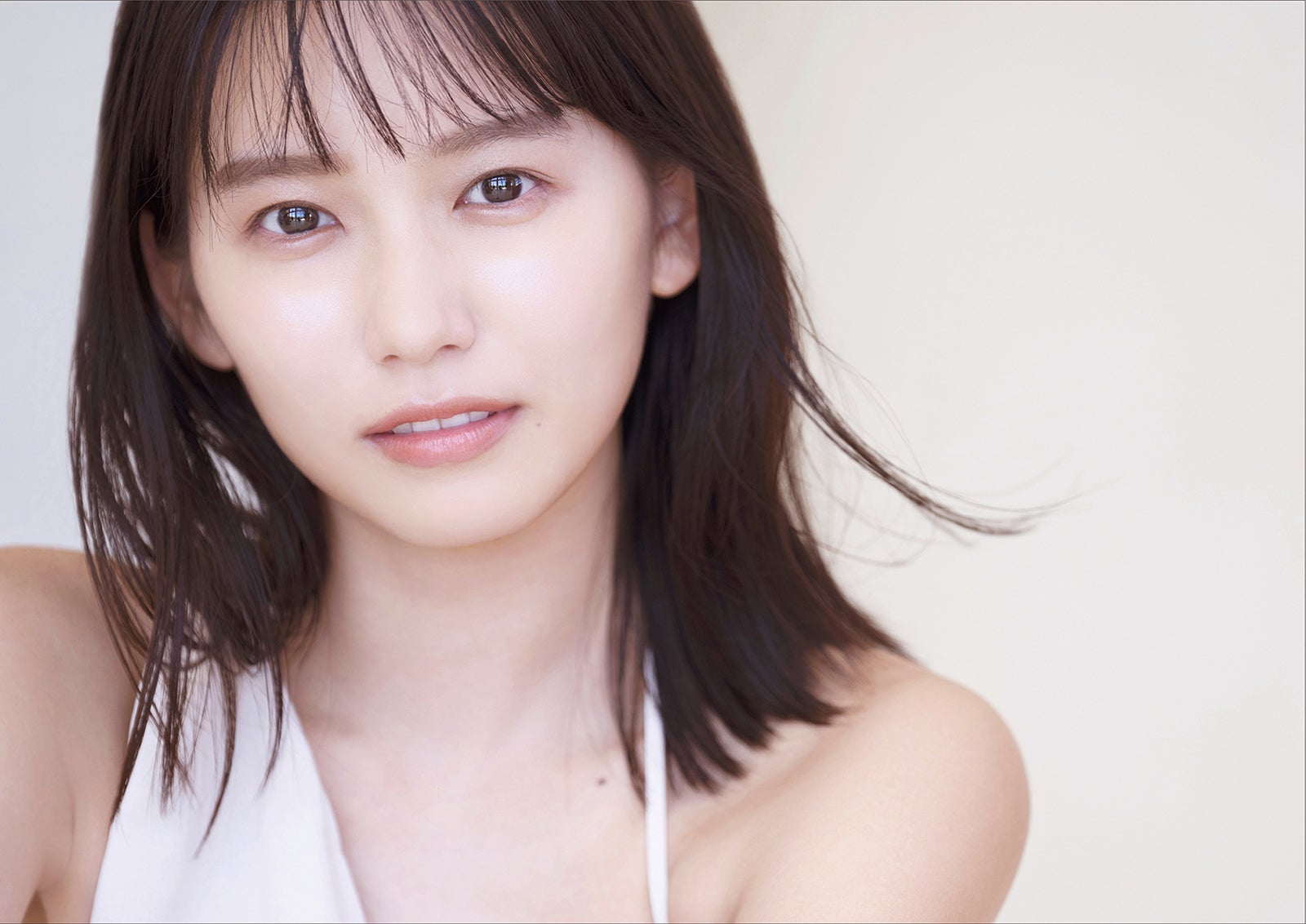 志田音々／新宿地下道に掲出の超巨大グラビアポスター（C）週刊プレイボーイ／集英社