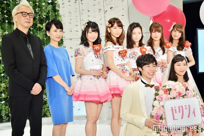 箭内道彦氏、「ゼクシィ」平山彩子編集長、AKB48(左から:横山由依、柏木由紀、島崎遥香、入山杏奈、加藤玲奈)、戸塚純貴、吉岡里帆(C)モデルプレス