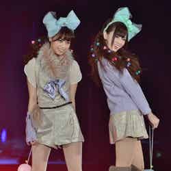 「GirlsAward 2012 AUTUMN／WINTER」でランウェイデビューを果たした西野七瀬、白石麻衣