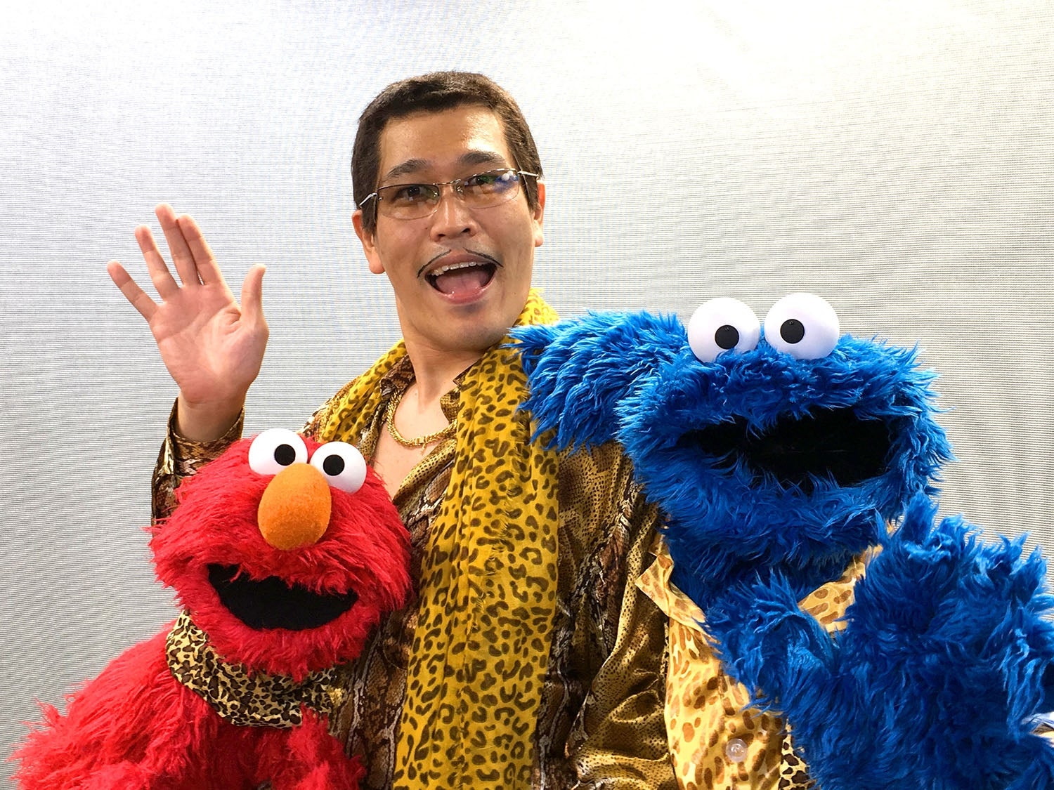 ピコ太郎、エルモ＆クッキーモンスターと“CBCC” 「可愛い」の声