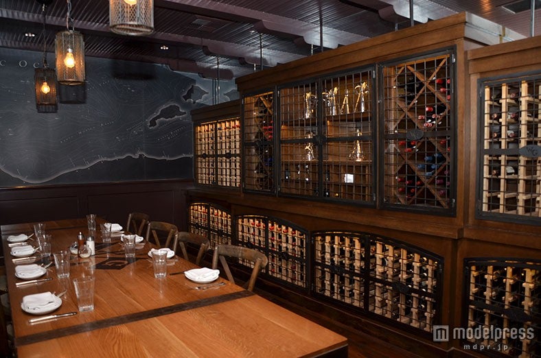 ワインセラーを感じさせる店内