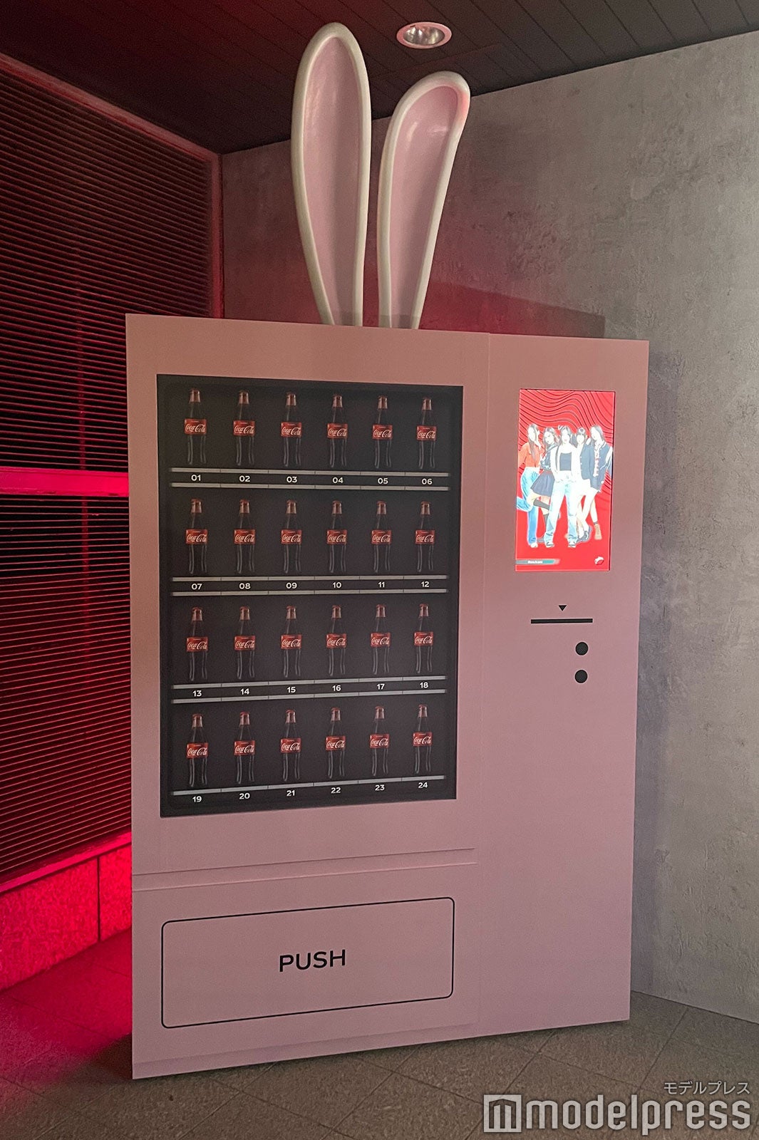 「Coke STUDIO Live with NewJeans, powered by Spotify」の入口／可愛らしいうさぎの自動販売機（C）モデルプレス