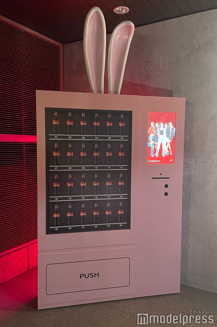 「Coke STUDIO Live with NewJeans, powered by Spotify」の入口/可愛らしいうさぎの自動販売機(C)モデルプレス