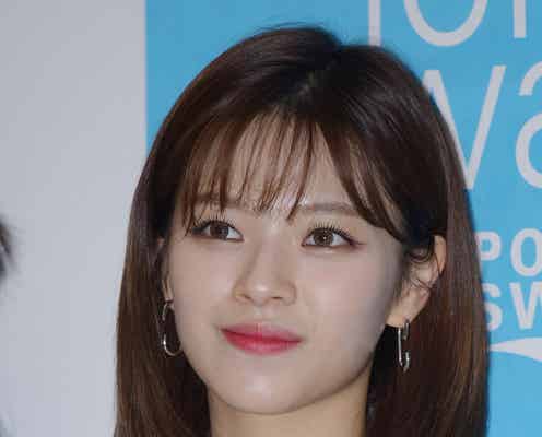 TWICEジョンヨン、色気たっぷりミニ丈コーデ「惚れる」「伝説のビジュアル」の声