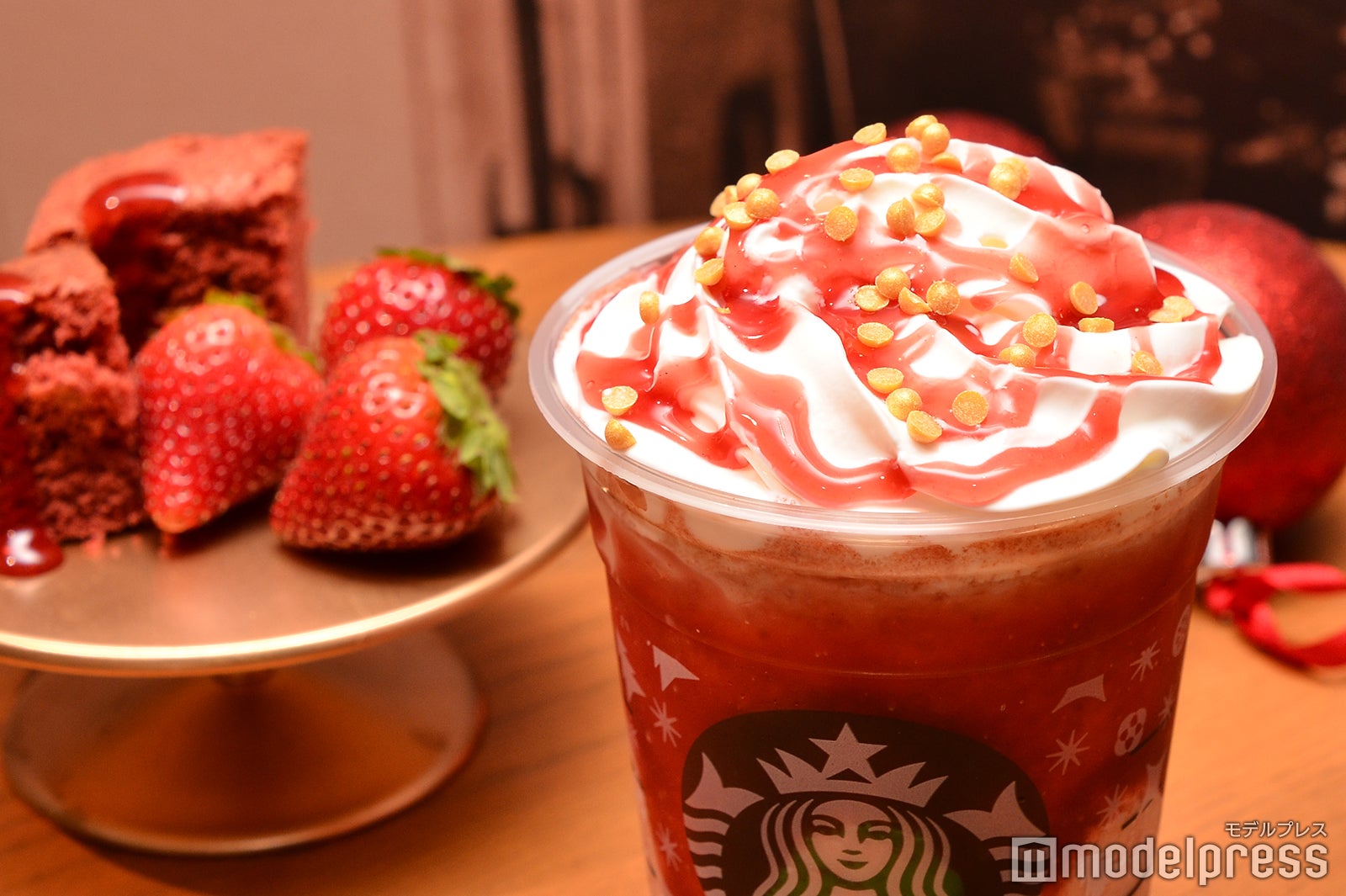 ストロベリー ＆ ベルベット ブラウニー フラペチーノ（C）モデルプレス