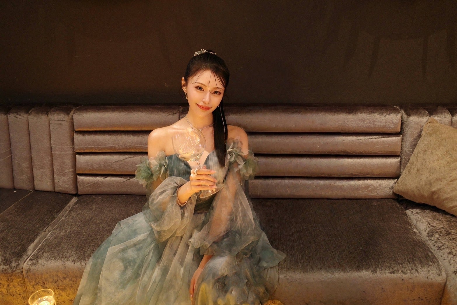 グリーンのドレスで上品な魅力を放つりの（提供写真）