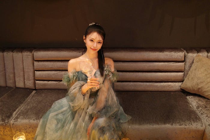 グリーンのドレスで上品な魅力を放つりの(提供写真)