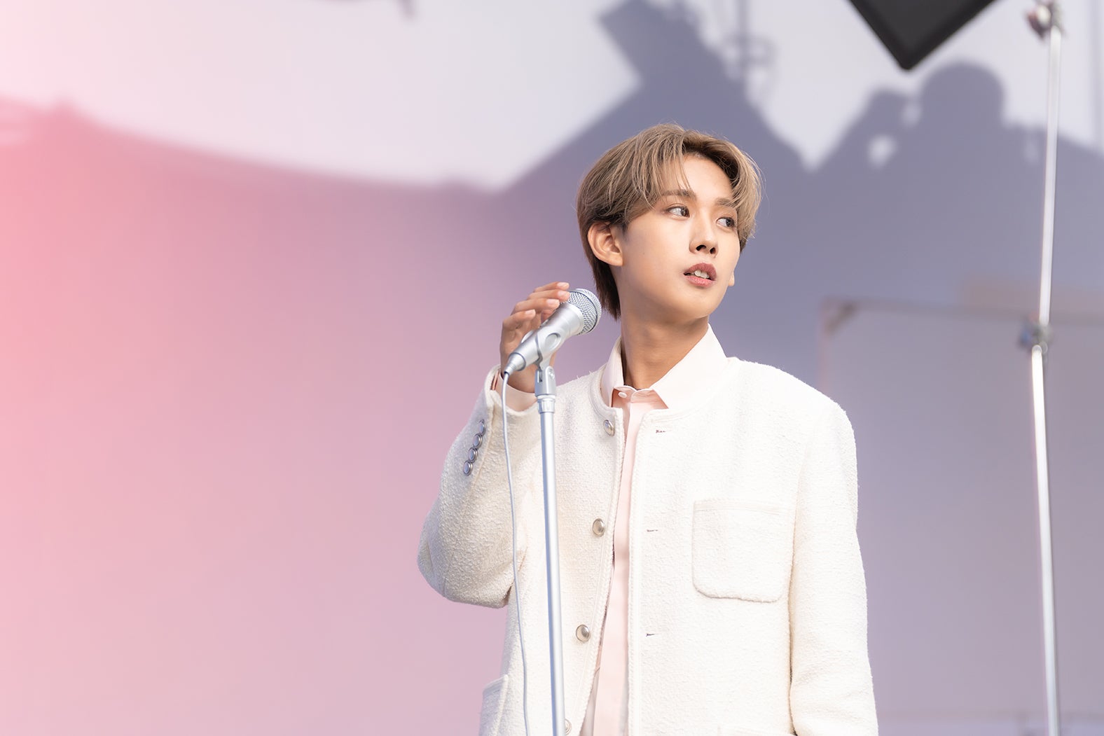 鈴木凌「SHElikes（シーライクス）」新CMオフショット（提供写真）