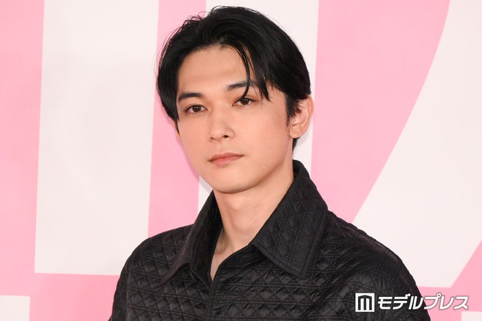 吉沢亮、ジャケットから素肌チラリ 30歳迎えプライベート充実目指す「思い出作りを楽しみたい」【ミス ディオール展覧会 ある⼥性の物語】