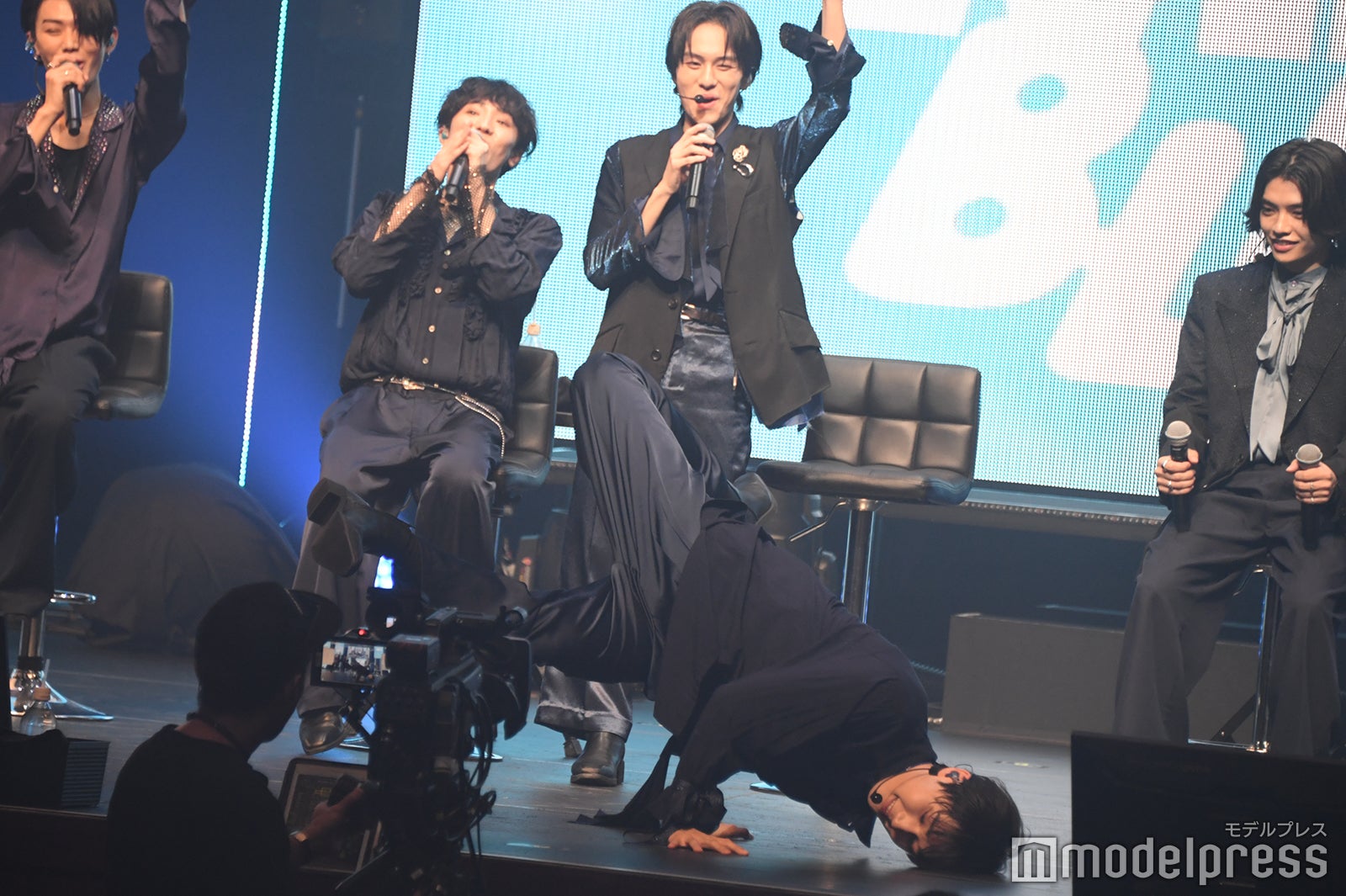 ロックダンスを披露する鈴川直弥と盛り上がるWILD BLUE（C）モデルプレス