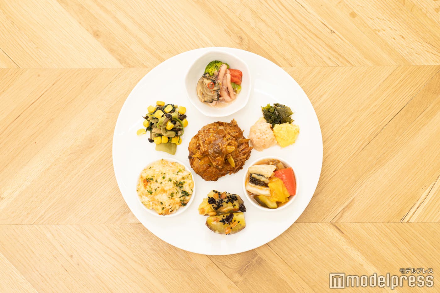 (C)モデルプレス