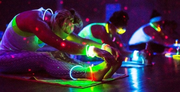 暗闇の中だと気分もアガる！／画像提供：株式会社Being Yoga Japan