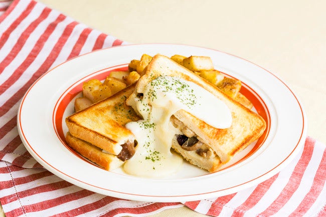 4種キノコのグラタンサンド／画像提供：Eggs’n Things Japan