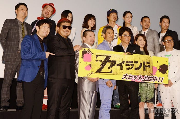 映画「Zアイランド」(5月16日公開)初日舞台挨拶の様子(前列左から)品川ヒロシ監督、RED RICE(湘南乃風)、木村祐一、鶴見辰吾、哀川翔、鈴木砂羽、宮川大輔(後列左から)河本準一(次長課長)、川島邦裕(野性爆弾)、水野絵梨奈、山本舞香、窪塚洋介、シシド・カフカ、大悟(千鳥)、般若