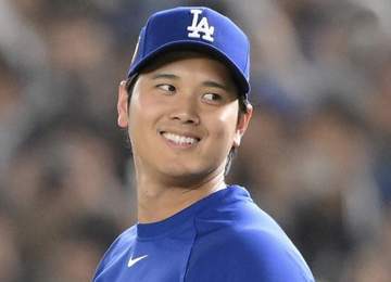 大谷翔平 ゲームセット直後に見せた“らしさ”白線上にあった黒い物体を発見→自ら拾い上げる ラインも踏まずに勝利のタッチへ 試合前は小鳥さんにお辞儀