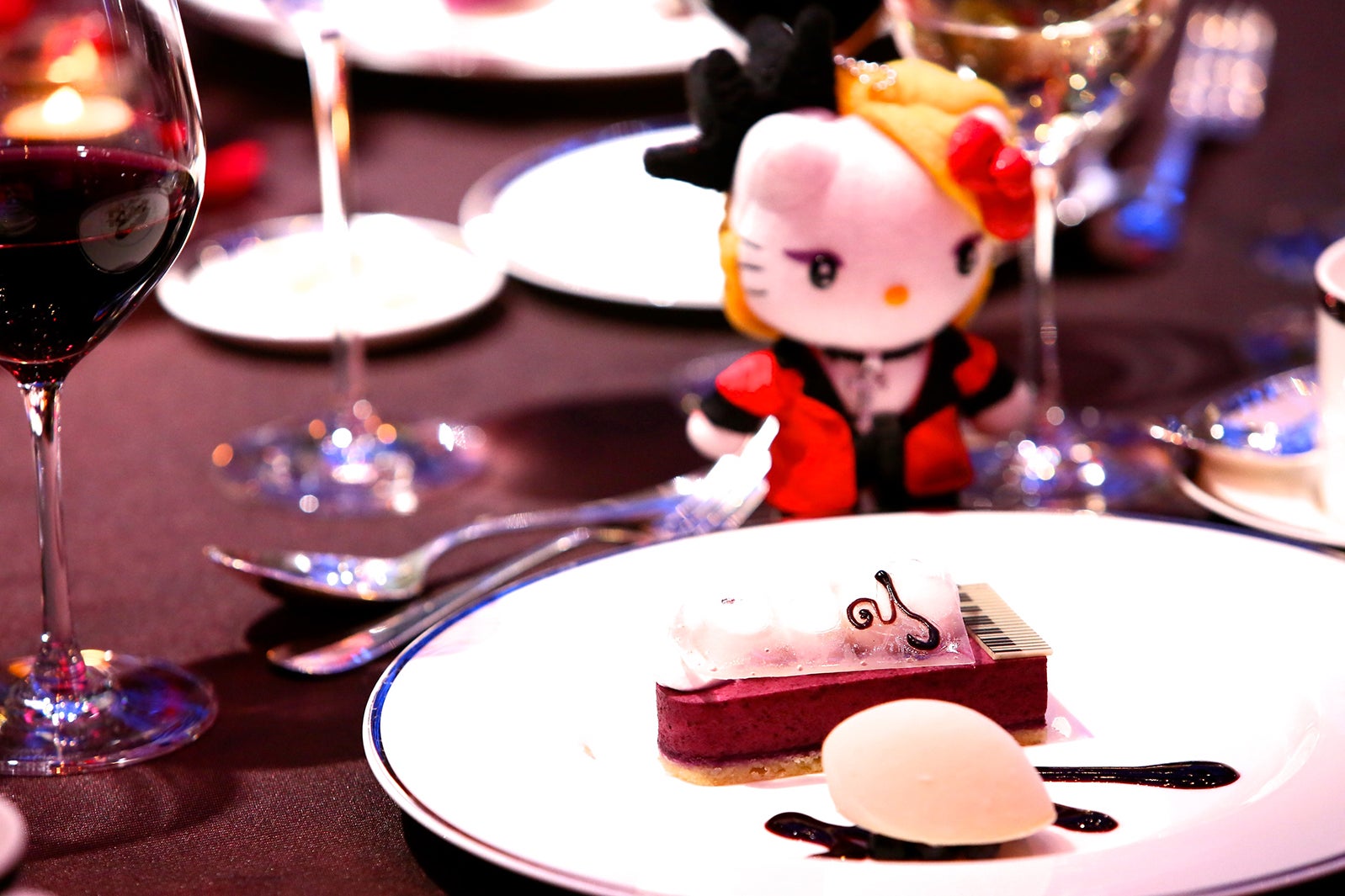 ピアノをモチーフにしたデザート（提供写真）