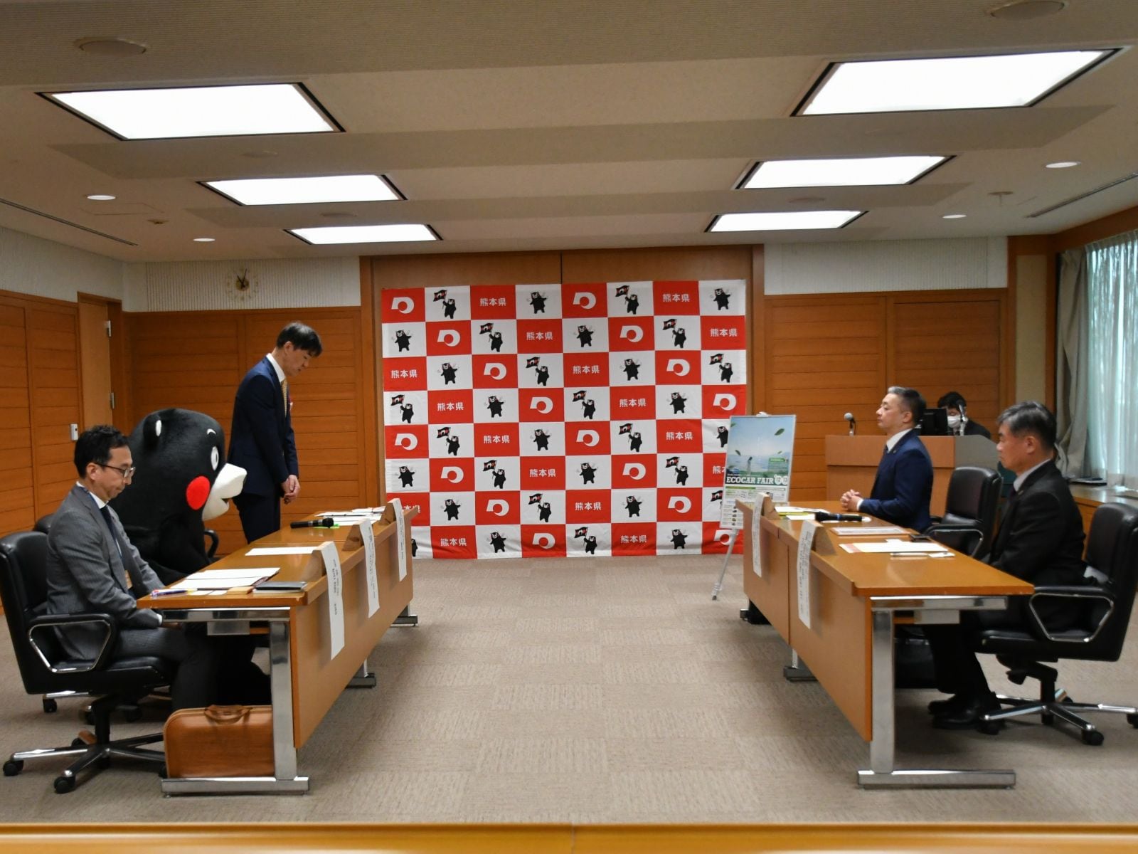 環境への取り組みについて熱く意見を交わす＝11月21日、熊本市