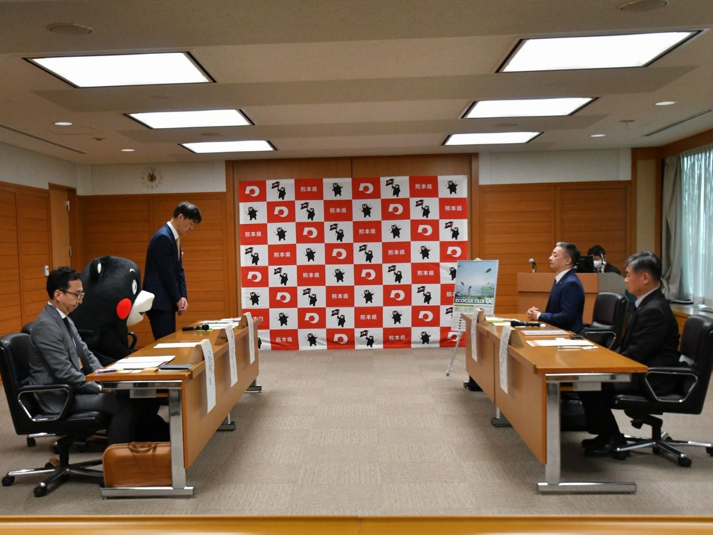 環境への取り組みについて熱く意見を交わす＝11月21日、熊本市