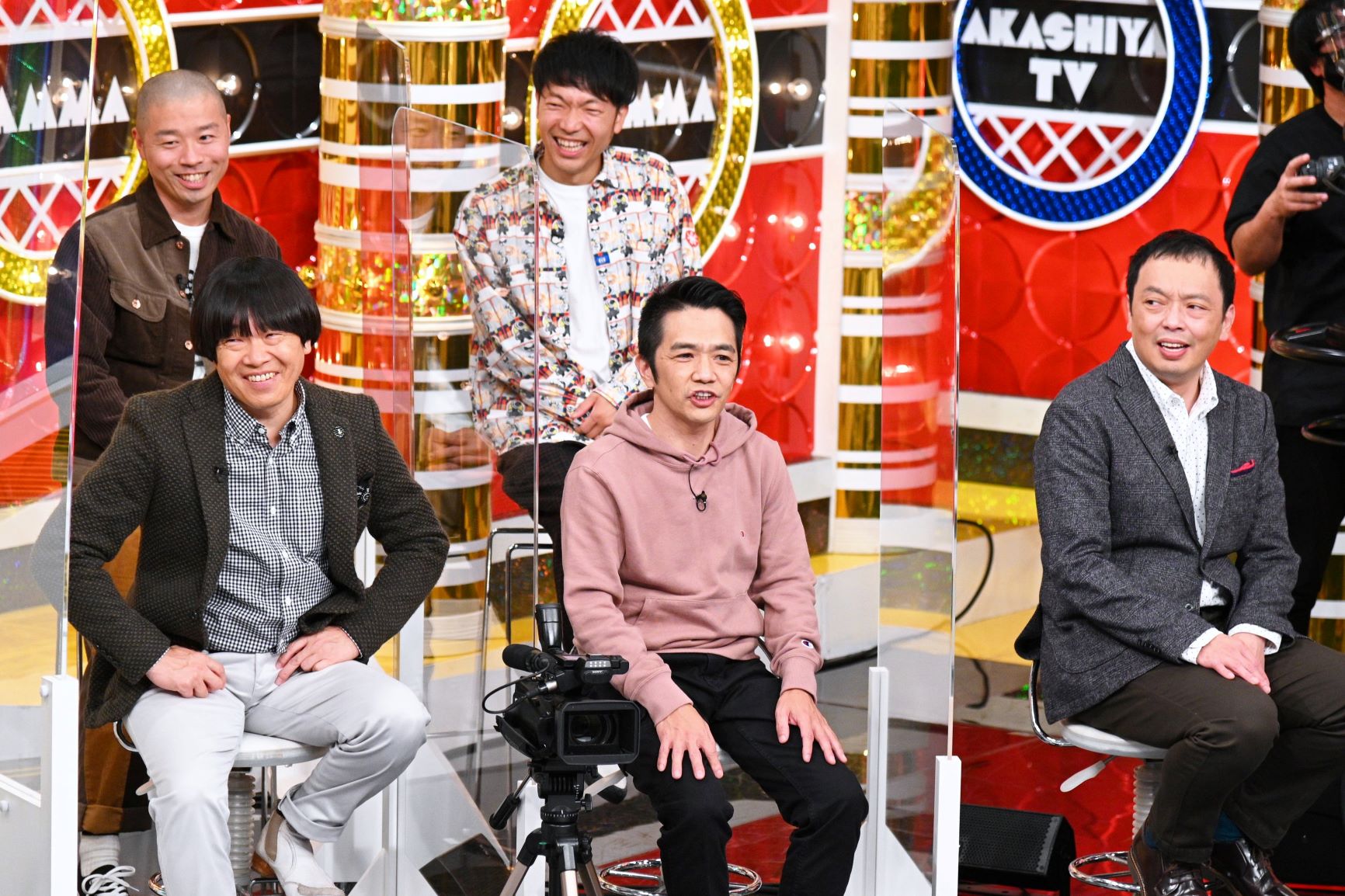 （前列左から）蛍原徹（雨上がり決死隊）、中川家／剛、礼二（後列左から）アキナ／山名文和、秋山賢太（C）MBS