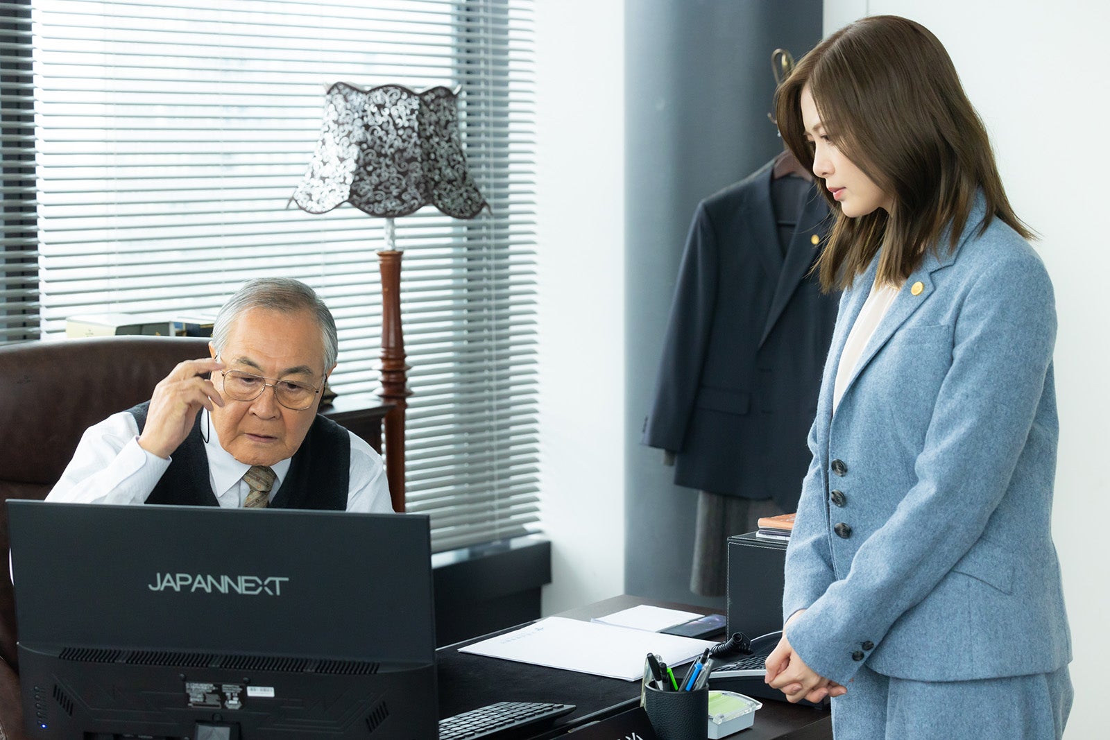 小野武彦、白石麻衣「恋する警護24時」第6話より（C）テレビ朝日