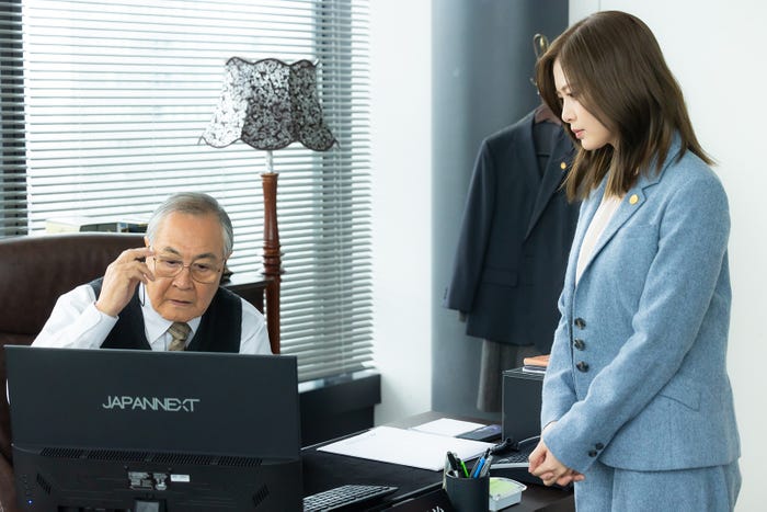 小野武彦、白石麻衣「恋する警護24時」第6話より(C)テレビ朝日