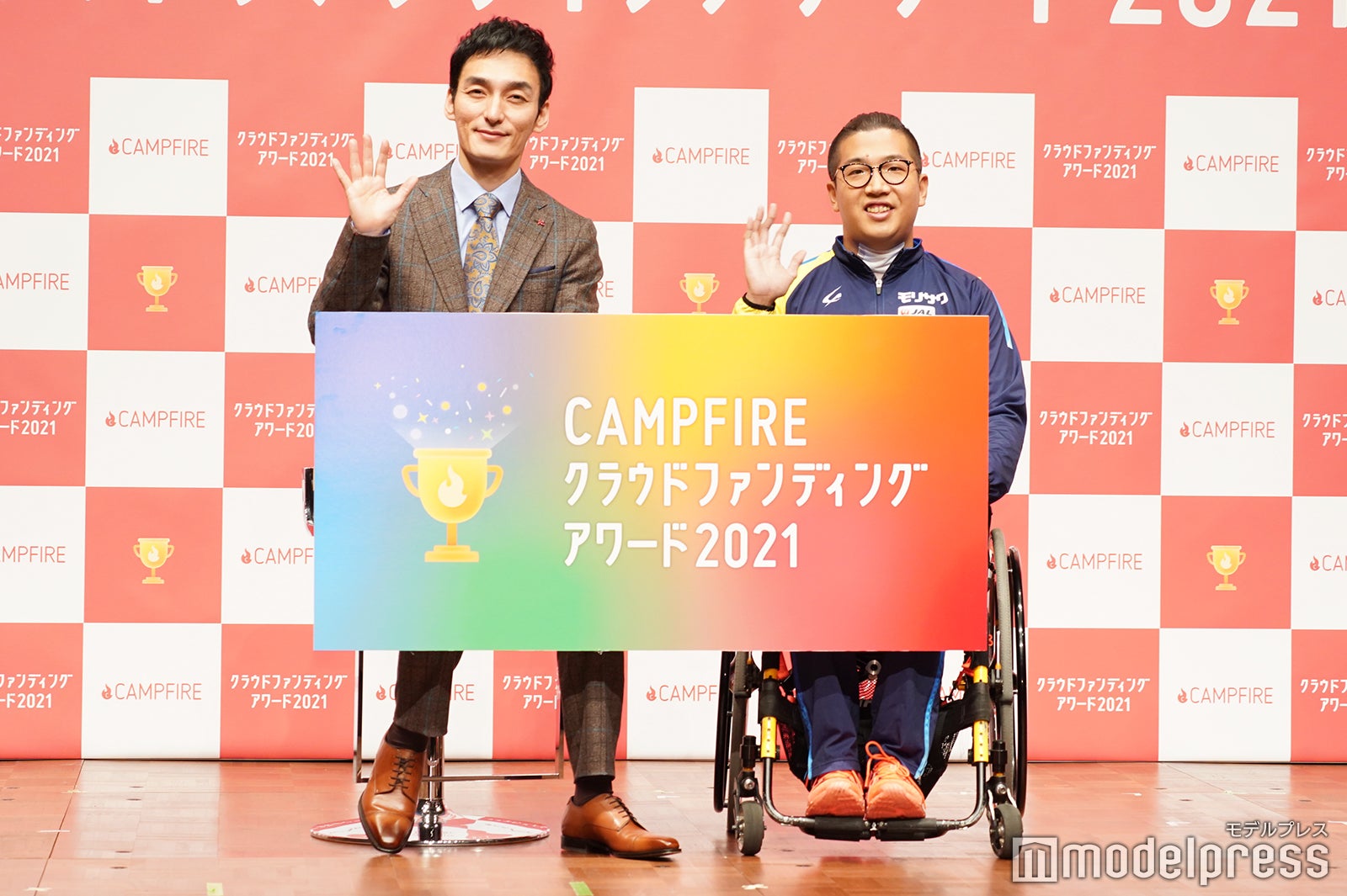 （左）草なぎ剛（C）モデルプレス