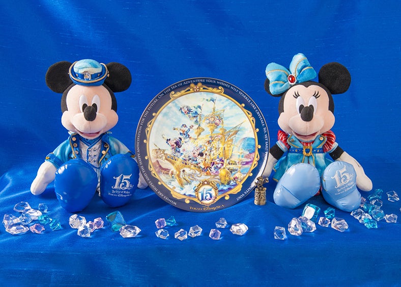 ぬいぐるみ 各￥5000 、プレート ￥5000 、シンブル￥2900（C）Disney