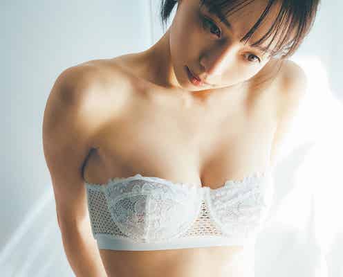 華村あすか、美バスト&くびれ際立つ白ランジェリー姿披露
