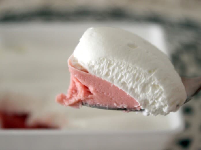 コクのあるホイップクリームに、甘酸っぱいいちごのチーズケーキが合う！