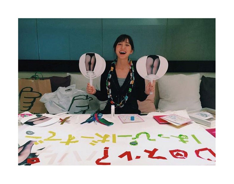 お尻うちわではしゃぐ篠田麻里子／篠田麻里子Instagramより